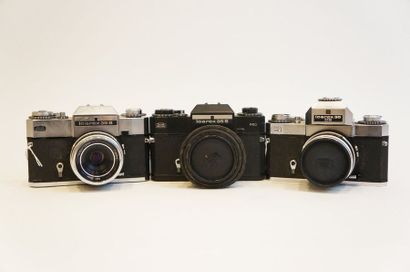 null Ensemble de trois appareils Zeiss Ikon : boitier Icarex 35 S n°P61671 avec objectif...