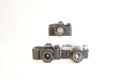 null Ensemble de trois appareils Canon : boitier Canon AE-1 avec objectif Canon 1.8/50...