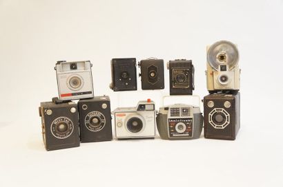 null CAMERAS, ensemble de six caméras diverses : caméra Yashica 8 (double 8), caméra...