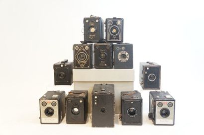null BOX, ensemble de douze appareils divers : appareil Kodak n°2A Brownie (noir),...