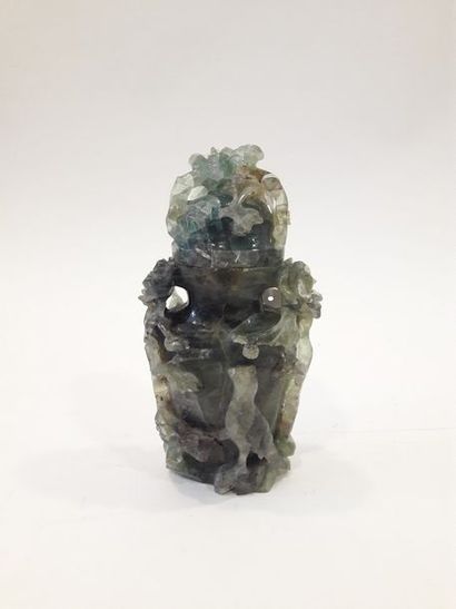 null Chine, XXe siècle. 

Vase couvert en fluorite verte et brune, le pourtour sculpté...