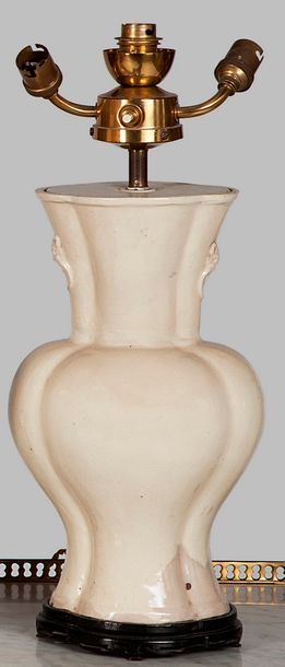 null Vase balustre à panse ovoïde et polylobée en grès émaillé crème avec anses en...