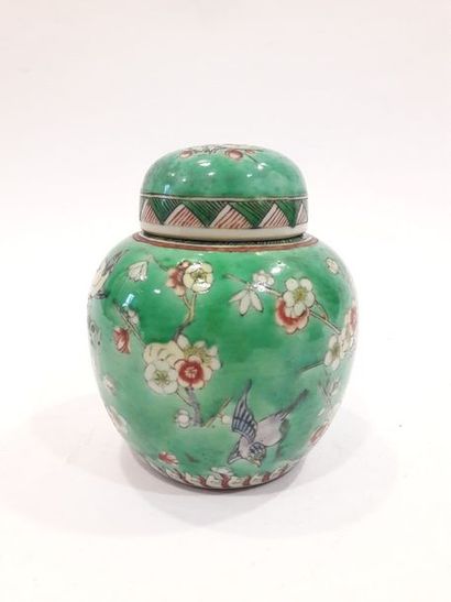 null Vase globulaire en porcelaine à fond vert et décor de fleurs et d'oiseaux.

Chine,...