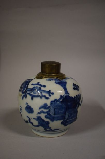 null Chine. XVIIème siècle.

Petit vase globulaire en porcelaine à décor monochrome...