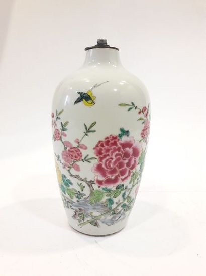 null Chine XIXe vase en porcelaine à décor d'émaux de la Famille rose de pivoines...