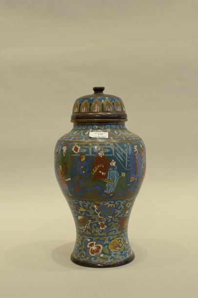 null Vase couvert en bronze et émaux champlevés à décors de personnages et motifs...