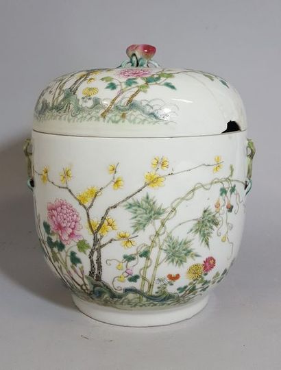 null Chine, 1875- 1908. Marque et règne Guangxu. 

Pot couvert en porcelaine à décor...