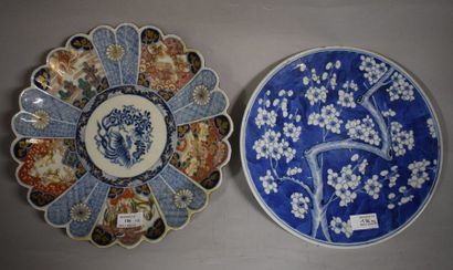null Deux plats en porcelaine, l'un à décor Bleu Blanc, l'autre Imari.

Chine, début...