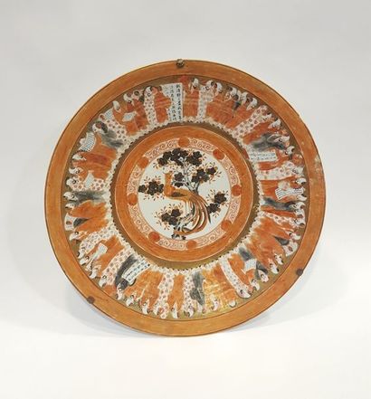 null Chine, XIXème siècle.

Grand plat en porcelaine à décor d'émaux orange, manganèse...