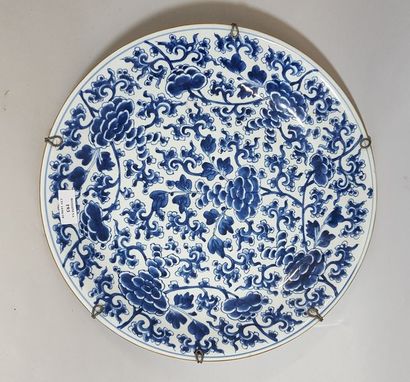 null Chine. Début XXème siècle.

Grand plat en porcelaine à décor monochrome bleu...