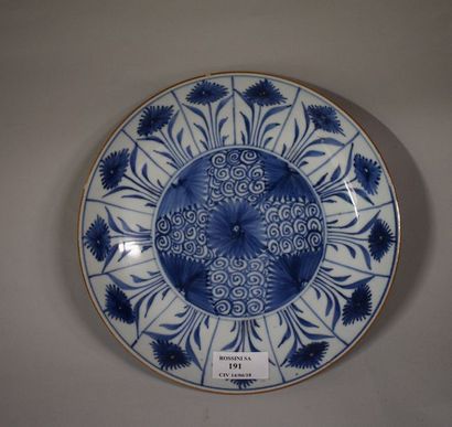 null Chine. Fin XIXème siècle. 

Assiette en porcelaine à décor bleu de fleurs d'asters...