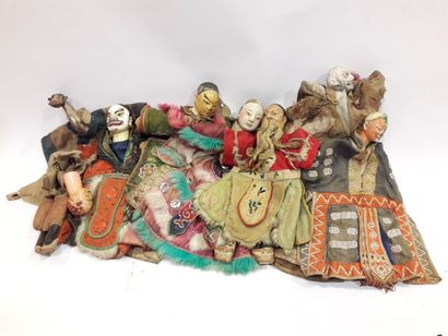 null Ensemble de neuf marionnettes avec les têtes en bois laqué polychrome, habillées...