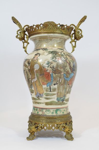 null Japon, Satsuma, Période Meiji.

Vase balustre en faïence fine orné d'un décor...