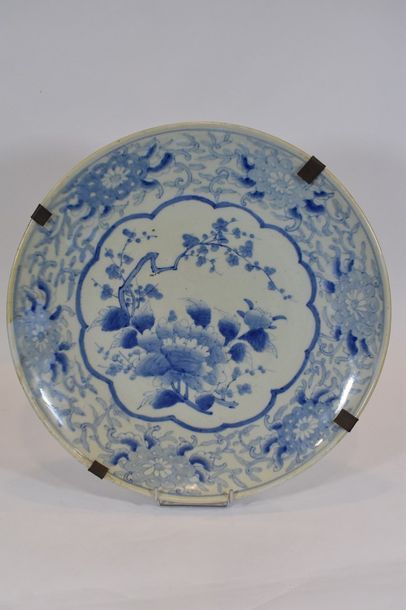 null Japon, fin XIXème - Début XXème siècle.

Grand plat en porcelaine à décor bleu...