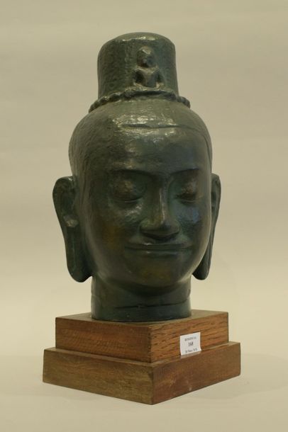 null Moulage laqué vert d'une tête de Prajnaparamita dans le style Kmer du Bayon....