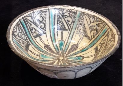 null Coupe à décor rayonnant, Iran, XIII-XIVe siècle.

Céramique siliceuse à décor...