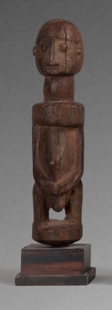 null Petite statuette Dogon, patine brune, érosion. 

1950/1960.




