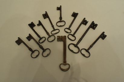 null Lot de huit clefs en fer forgé dont deux clefs bénardes.

XIXe siècle

On joint...
