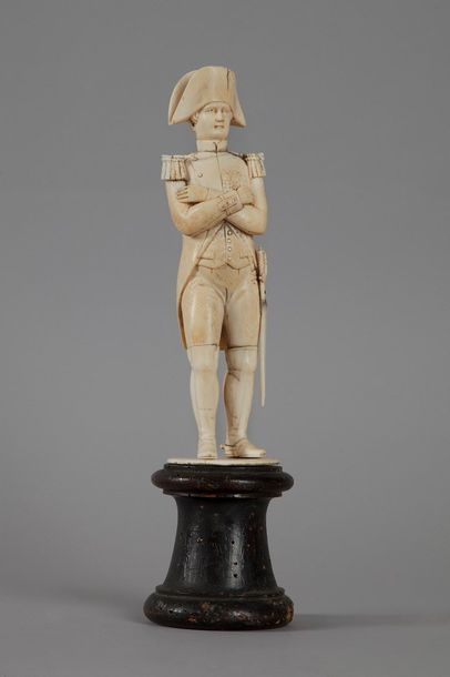 null Statuette en ivoire de l'Empereur Napoléon Ier représenté en pied les bras croisés.

L'épée...