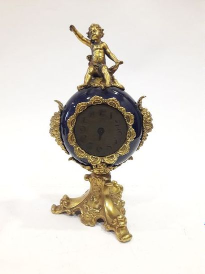 null Pendule de table en porcelaine Bleu de forme ronde, décorée de têtes de satyres...