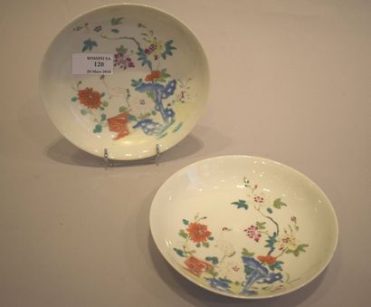 null 
Deux petites assiettes en porcelaine à décor polychrome d'un rocher perche...