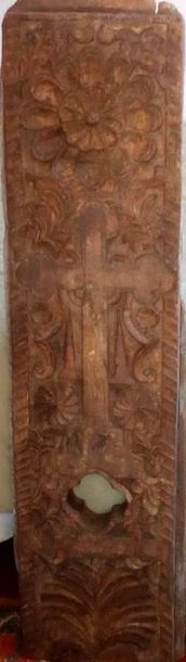 null Frise en bois sculpté provenant d'un temple chrétien, à décor d'une croix et...