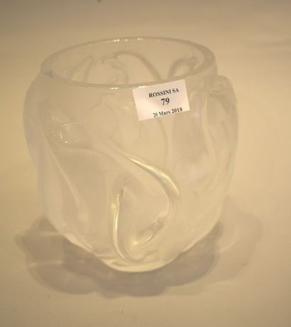 null LALIQUE FRANCE Vase « Dauphins ». Epreuve en cristal blanc moulé pressé satiné...