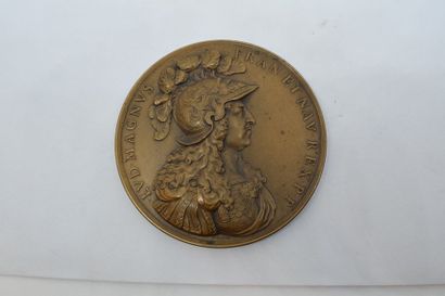 null Médaille en bronze à l'effigie de Louis XIV représenté casqué et en armure d'ap....