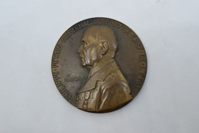 null Médaille en bronze à l'effigie du Maréchal Pétain représenté en buste, profil...