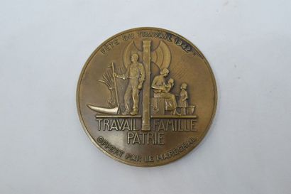 null Médaille en bronze à l'effigie du Maréchal Pétain représenté en buste, profil...