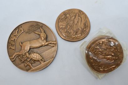 null Lot de trois médailles uniface en bronze :

- Deux médailles décor d?animaux...