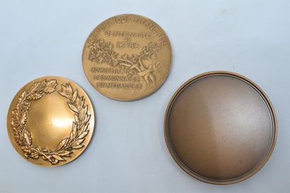 null Lot : Trois médailles en bronze (corne d?abondance) Médaille 1977uniface LE...