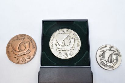 null [ Ville de Paris ] 



Ensemble de deux médailles en bronze et une en métal

A...