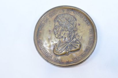 null Boîte en cuivre gauffré dans l'esprit d'une médaille.

Avers : DON FERNANDO...