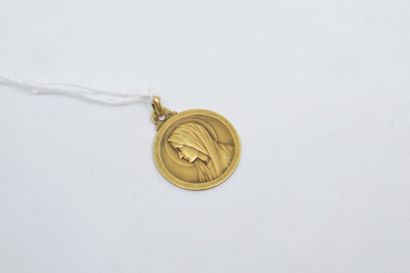 null Médaillon en or jaune 18K (750) représentant la Vierge, inscrit au revers "Jean-Louis...