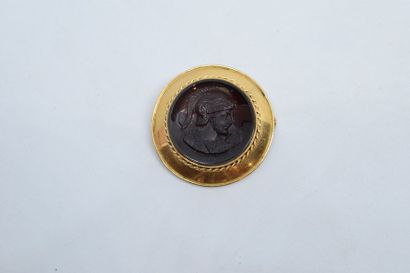 null Broche ronde en or jaune 18k (750), une intaille sur cornaline figurant un soldat...