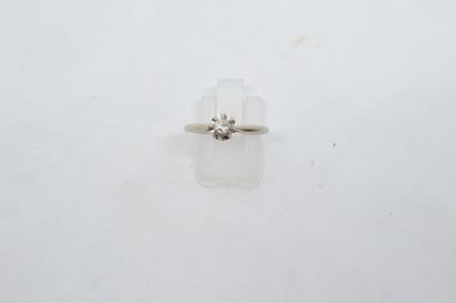 null Bague en or gris 18k (750) sertie d'un petit diamant taille ancienne.

Poids...