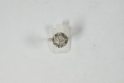 null Bague fleur ajourée en or gris 18k (750) ornée de diamants. 

Poids brut : 3.92...