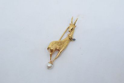 null Broche en forme de gazelle portant un collier suerti d'un saphir cabochon, les...