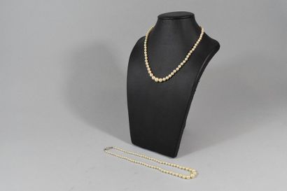 null Deux colliers de perles de culture en chute, les fermoirs en or gris 18k (750)...