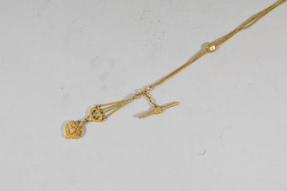 null Chatelaine en or jaune 18k (750) ornée de petites perles.

Poids brut : 28.49...