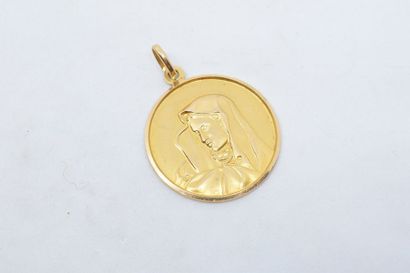 null Médaille de la vierge en or jaune 18k (750). 

Poids : 9.88 g. 