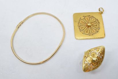 null Bracelet rigide en or jaune 14k (585) ornée de trois petites pierres blanches...