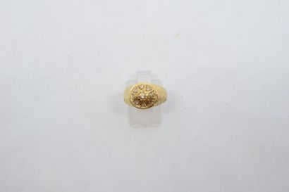 null Bague en or jaune 18k (750) ornée de petits brillants. 

Poids brut : 7.15 g....