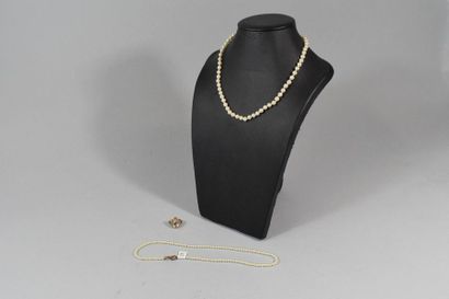 null Lot comprenant deux colliers en perles fantaisies et une bague en métal dorée...