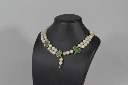 null Collier de perles de jade blanc et plaque de jade dans une monture en métal...