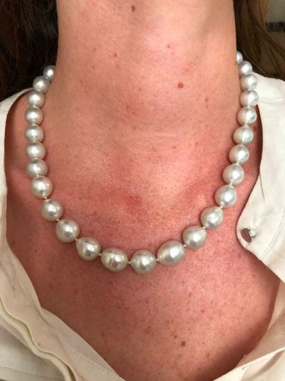 null Collier en perles de culture, le fermoir sphérique en or gris 18K (750) pavé...