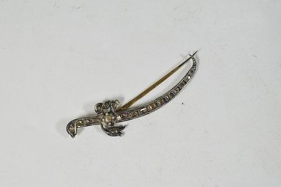 null Broche en métal stylisant un sabre ornée de diamants taillés en roses. 