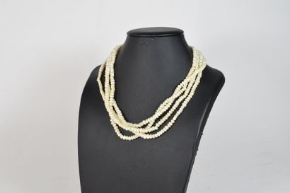 null Collier 4 rangs de perles baroques, le fermoir en or jaune 14k (585) orné de...