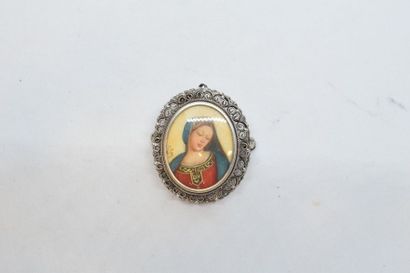null Médaillon en argent (800) orné d'une miniature représenatnt la Vierge.

Monogrammée...